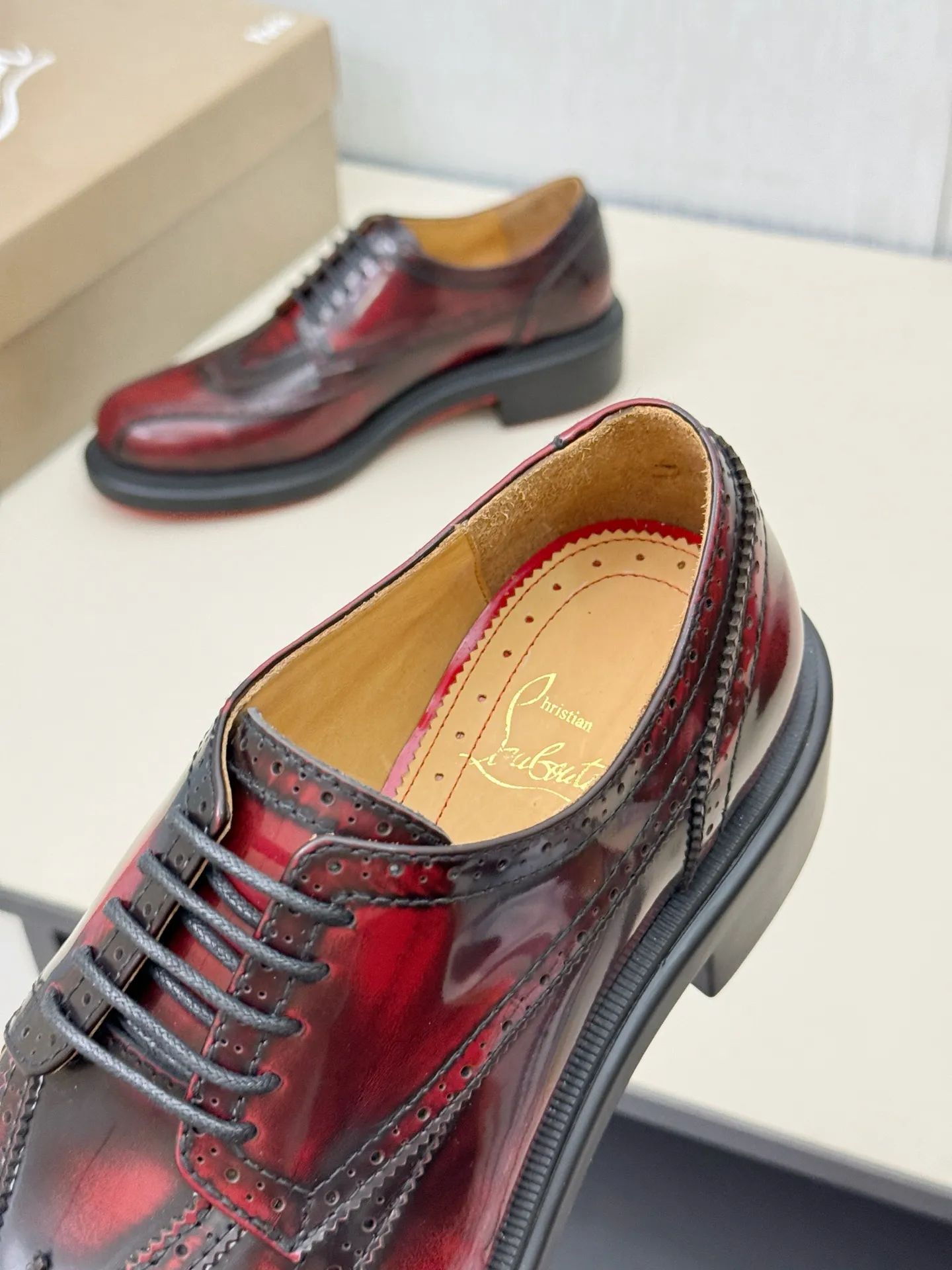 [CL～High-end men’s red-soled shoes] Top P: 880💰. Size: 39-44 (38.45.46 can be customized) 🆑Top original order purchasing agent Imported open-edge bead fabric and water-dyed cowhide inside 🉑️ Imported TPU rubber sole, wear-resistant and non-slip, full of European style.